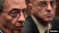 修正埃及憲法委員會主席穆薩（左）9月22日在開羅舉行的一個記者會上