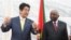 日本首相安倍晋三在莫桑比克首都马普托会晤莫桑比克总统格布扎。（2014年1月12日）