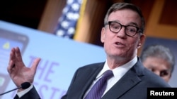 资料照片：沃纳参议员在国会山的一次记者会上与其他参议员推出一项允许拜登行政当局禁止中国公司拥有的抖音海外版TikTok等外国技术产品的法案。(2023年3月7日)