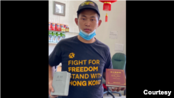 2020年8月31日，界立建在洛杉磯一家華人快遞公司給在山東老家的父親郵寄包裹。(圖片由界立建提供）