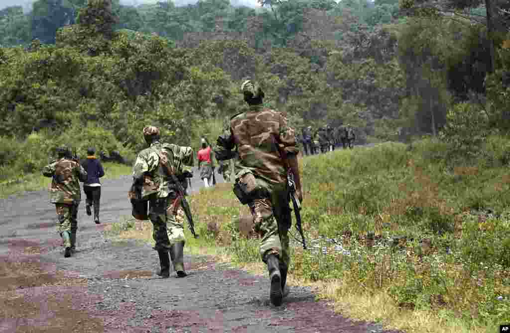 A column of Congolese M23 rebels on the Goma to Rushuru road, north of Goma, DRC, November 27, 2012. 