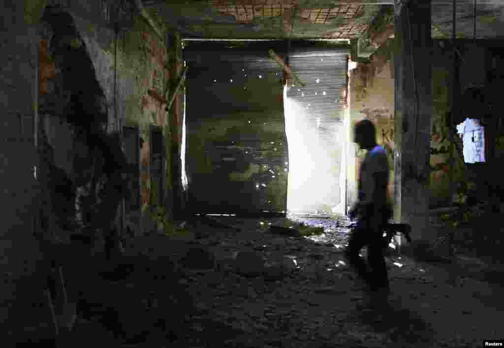 2013年9月16日，叙利亚自由军的战士在阿勒颇老城区行走。