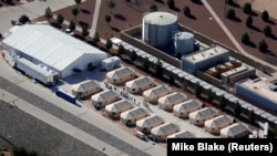 德克萨斯州一处羁押非法移民儿童的“帐篷城”