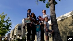 资料图片－一个年轻美国家庭购买房子