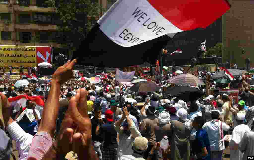 A rally on behalf of the Muslim Brotherhood's Mohamed Morsi on Tahrir Square, June 24, 2012. (E. Arrott/VOA)