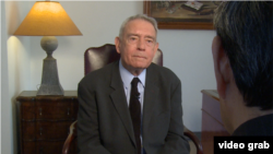 美國著名電視人丹•拉瑟接受美國之音專訪（視頻截圖）