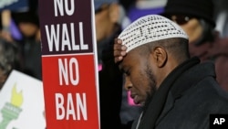一名示威者在西雅图参加反对政府限制移民的集会。（2017年12月6日）