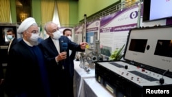 2021年4月10日，伊朗总统哈桑·鲁哈尼（Hassan Rouhani）在德黑兰的国家和能源日参观伊朗取得的新成就。（资料照）