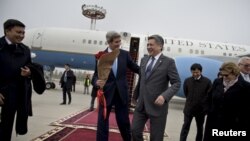 美國國務卿約翰.克里抵達吉爾吉斯斯坦首都比什凱克。