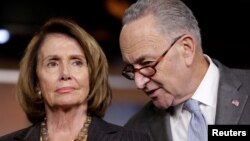 參議院少數黨領袖舒默(右)與眾議院少數黨領袖佩洛西資料照。