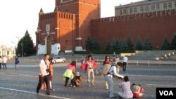 夏季莫斯科红场上的中国游客(美国之音白桦 拍摄)