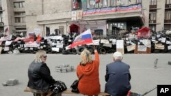 在頓涅茨克的親俄羅斯示威者