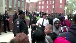 2015-04-26 美國之音視頻新聞:巴爾的摩抗議非裔青年拘押期間死亡