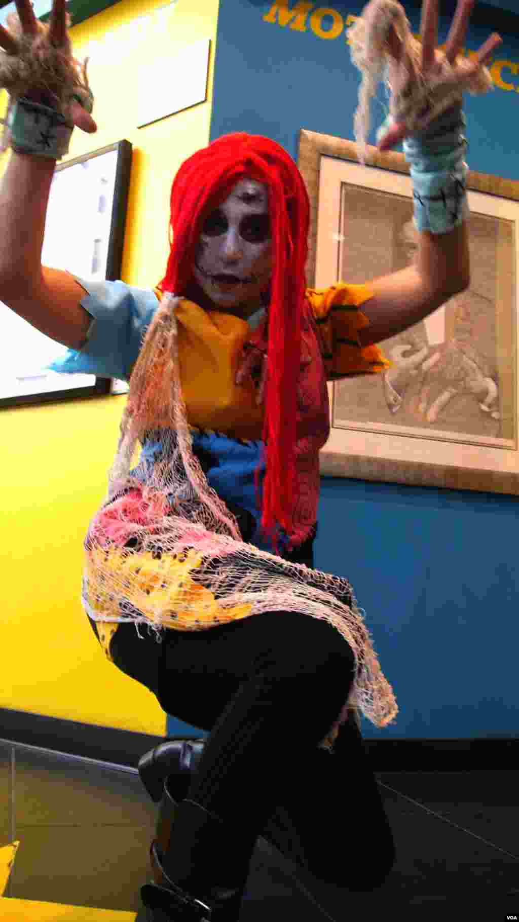 僵尸妆扮的舞者（美国之音记者国符拍摄）