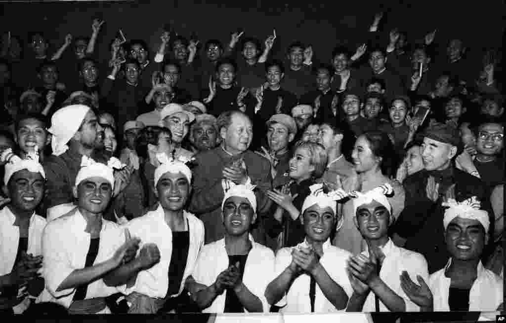 毛泽东和林彪（第二排，右侧）观看芭蕾舞剧《白毛女》后和演员合影（1967年4月24日）。《白毛女》和《红色娘子军》都是文革时代的革命样板戏，一红一白。文革初期的几年里，中国人文艺生活极端贫乏，只能看8个红色宣传样板戏（后来增加了几个），所以人们抱怨说，八亿人民，八个戏，一个作家。而当局谎称人民百看不厌。但毛泽东和江青自己却不百看不厌，而是观赏境外电影。