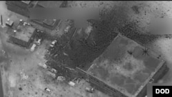 敘利亞城鎮詹納被3月16日空襲擊中的基地組織高級頭領開會的地點.照片顯示顯然遭到多次武裝襲擊的建築物旁邊的清真寺完好無損。