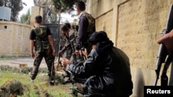 叙利亚自由军的战士4月20日在阿勒颇与政府军作战