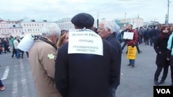 5月6日莫斯科反政府示威中，一名示威者后背上的标语是，打压非政府组织是灭绝公民社会。(美国之音白桦拍摄)