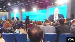普京在哪儿？普京2013年年末记者会。（美国之音白桦拍摄）