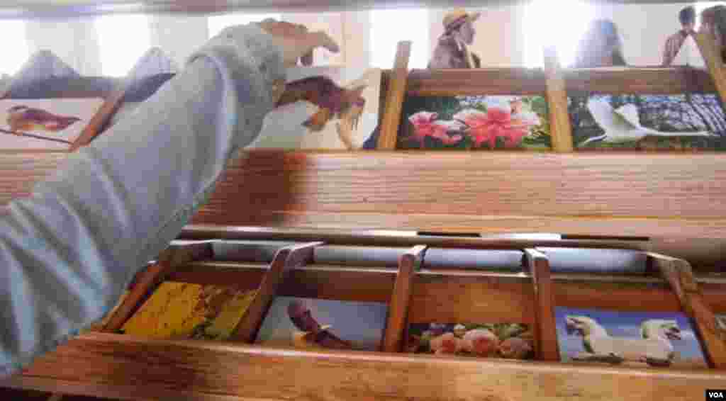 为良心犯准备的明信片（美国之音国符拍摄）