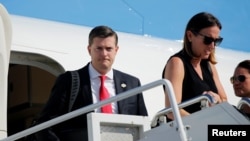 白宫秘书罗布·波特走下“空军一号”总统专机。（2017年8月4日）