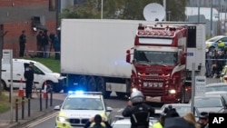 资料照片：警方将发现有大批死者遗体的卡车从英格兰南部的一处工业区移走。(2019年10月23日) 