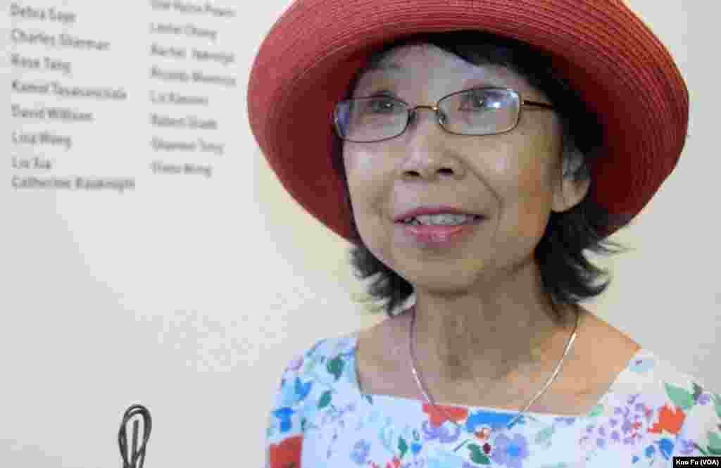 主办艺术展的视觉艺术家协会会长刘雅雅 (美国之音国符拍摄)