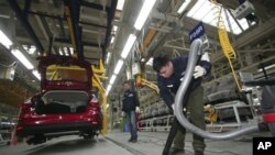 福特汽車公司在中國的合資企業重慶長安福特汽車公司的工人們在工作