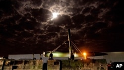 中國東部戰區部隊在參與一個涉及環台灣島的戰備演習中發射一枚導彈。（2023年4月23日）