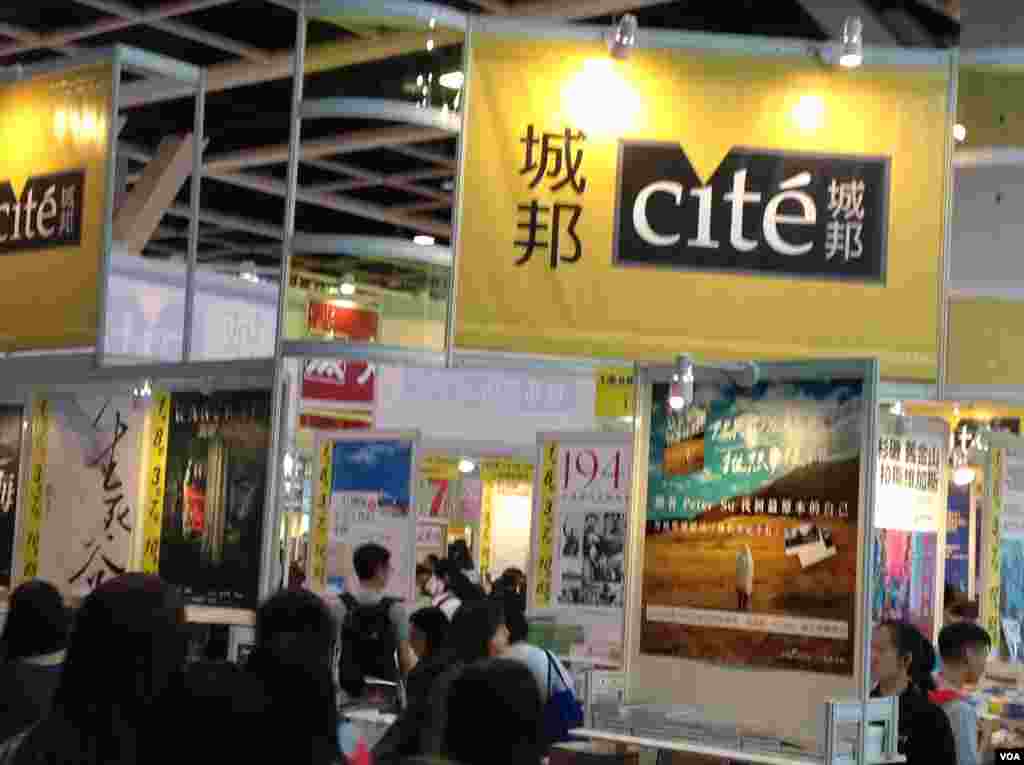 一年一度的香港書展7月20起在灣仔會展中心連續展出七天。據貿發局統計，共有640個書商參展，創下歷年新高，而主辦方也期待參觀人次可以再次突破百萬。