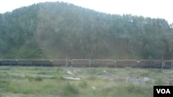 邻近中国布里亚特地区西伯利亚大铁路上运载木材的火车。 (美国之音白桦拍摄)