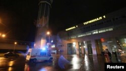 A brand ambassador tests Samsung&#39;s Gear VR headset at the Samsung Galaxy booth at the International Consumer Electronics Show in Las Vegas, Nevada, USA.