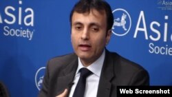 摩根斯坦利新興市場投資業務負責人魯奇爾·夏瑪在紐約亞洲協會年度預測討論會上發言。 (亞洲協會網站截圖)