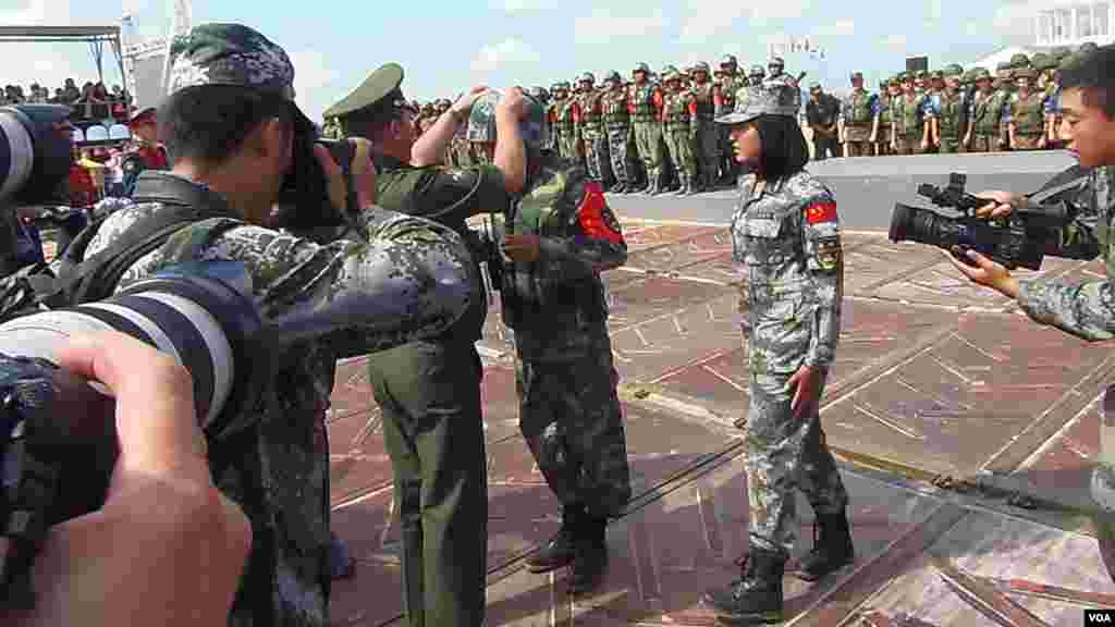 舟桥部队比赛后中国军人获奖。