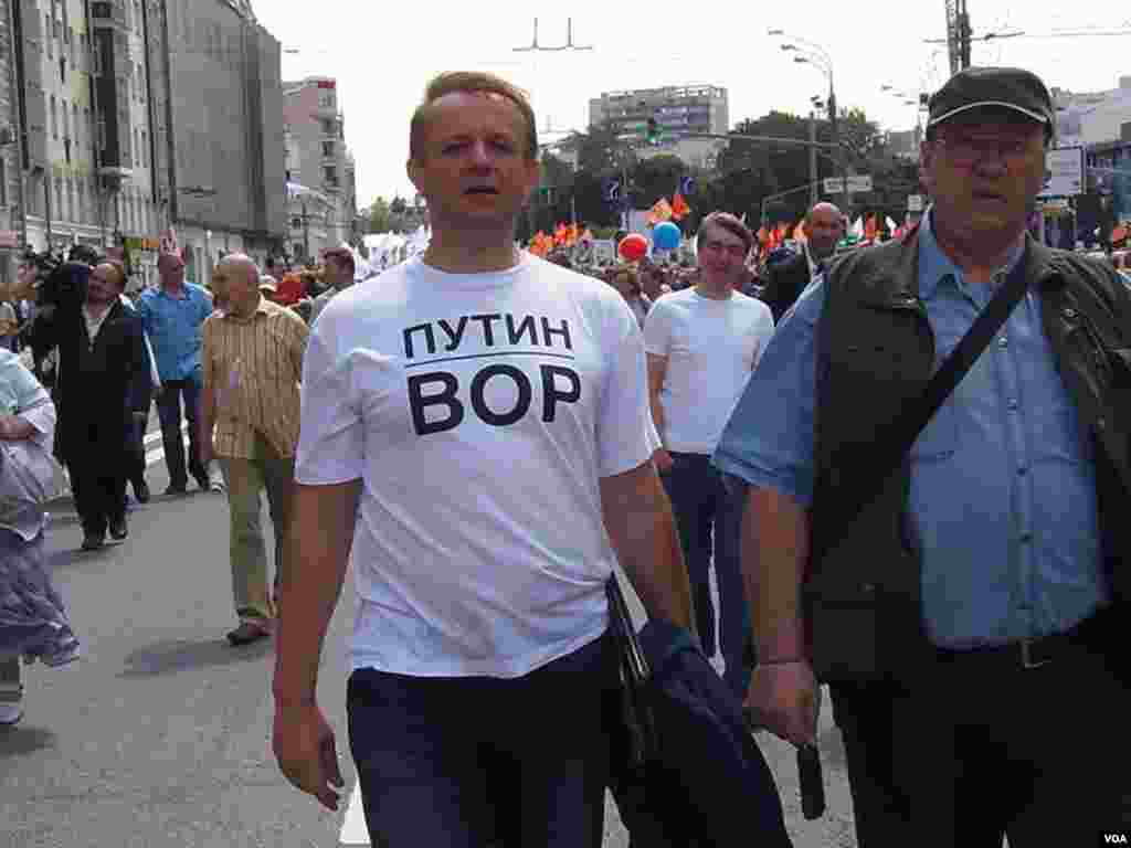 一名示威者身穿普京是小偷的T恤。