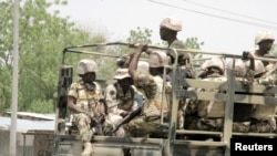 Sojoji Najeriya a wani yankin Maiduguri, Mayu 14, 2015.
