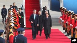 克里到達首爾檢閱儀仗隊