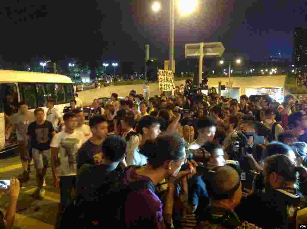 在各界呼籲撤離聲中示威者繼續堅守特首辦（美國之音海彥拍攝）