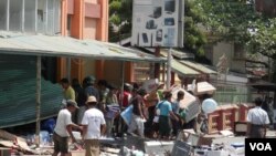 大眾在發生族群騷亂的緬甸中部城市密鐵拉搶劫商店(美國之音羅尼拍攝)