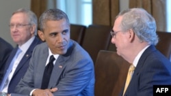 奥巴马总统和参议院共和党领袖麦康奈尔（右）在白宫（2014年7月31日）
