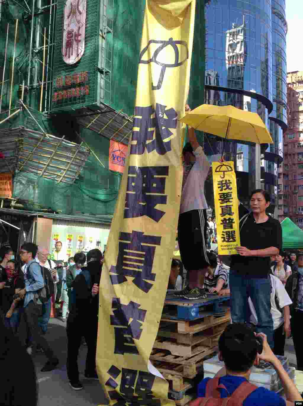 清理旺角占领区亚皆老街障碍物 (美国之音海彦拍摄)