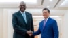 在柬埔寨通讯社(AKP)发布的这张照片中，美国国防部长劳埃德·奥斯汀到访柬埔寨首都金边与柬埔寨首相洪马内握手。（2024年6月4日）