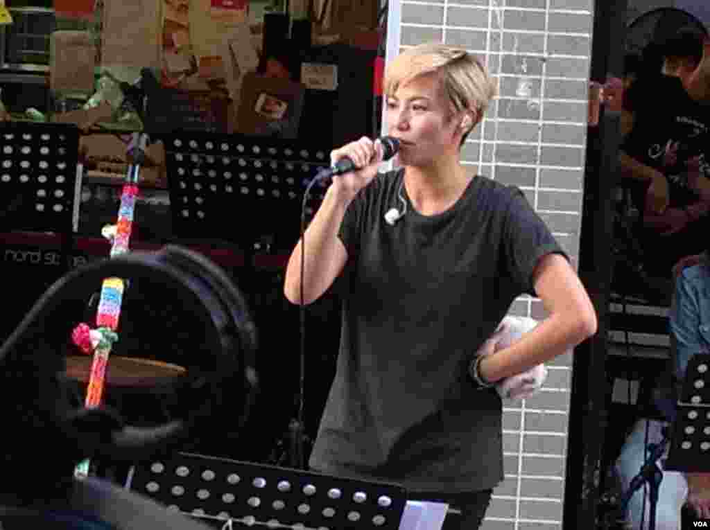 藝人何韻詩辦有種港人音樂會回應恐懼 (美國之音海彥拍攝)