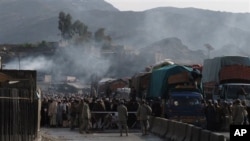 2012年12月29日，巴基斯坦边防部队守卫在巴-阿边境的托克哈姆关口。