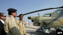 巴基斯坦官员在莫斯科郊外审视最新型的俄罗斯直升机米格-28（资料照片）