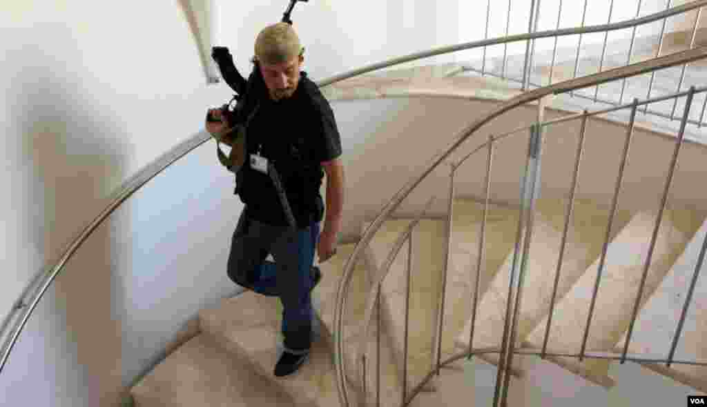 Neighbor and rebel Mohammed Arab guards Mohammed Gadhafi's abandoned home in Tripoli, August 29, 2011. (E. Arrott/VOA)