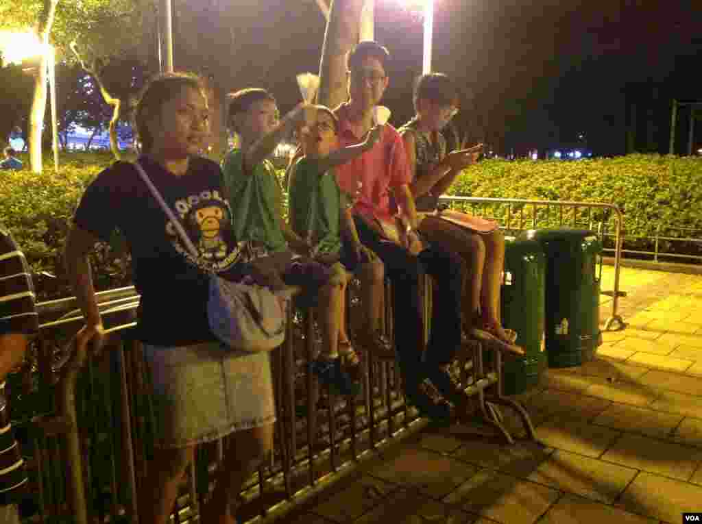 数以万计港人云集维园烛光纪念六四事件(美国之音海彦拍摄)