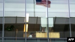 2016年5月5日，華盛頓一家銀行。一職員在值班。 （資料照片）