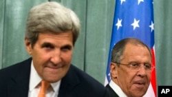美国国务卿克里(左)和俄罗斯外长拉夫罗夫
