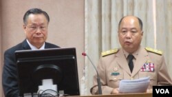 台湾国防部长严明上将星期一在立法院接受质询(美国之音张永泰拍摄)